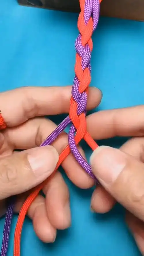 教你们编一个精美的四股辫,学会的赶快动手试试吧