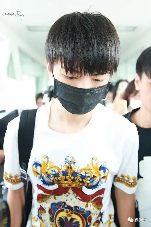 王俊凯锅盖头发型回归,不再露眉定型,只是很疲惫!