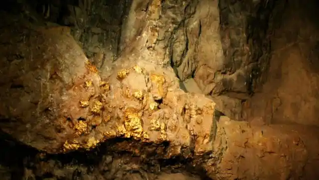 早在之前黄金开采不是很正规的时候,也有一些"淘金客"在大山和河流