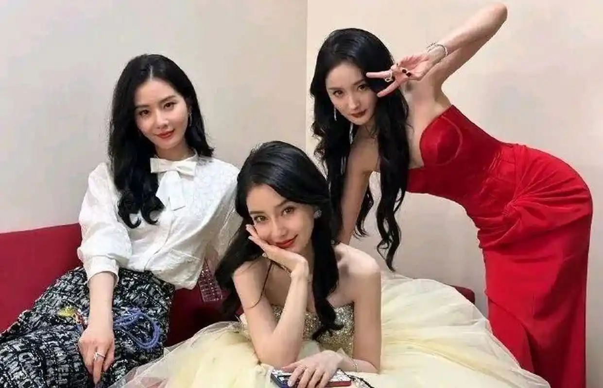 杨幂baby杨颖合照为什么让baby在前面,是因为脸最小吗?