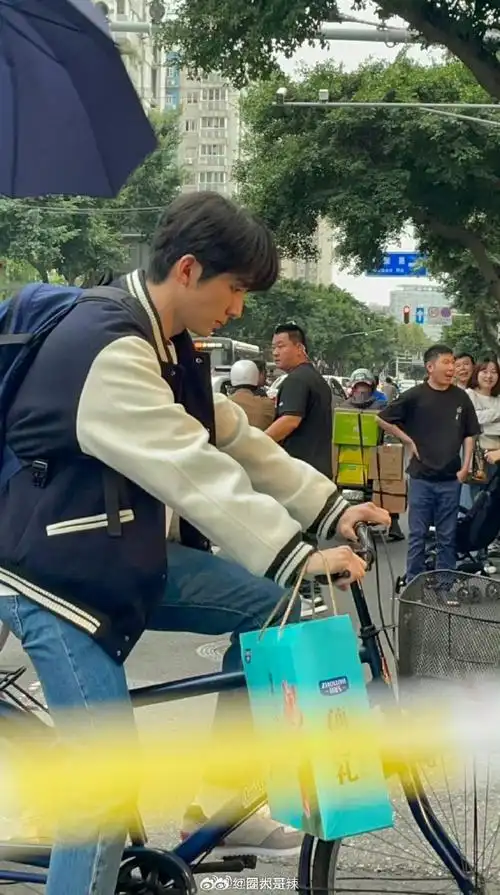 张新成新剧骑车路透##张新成新剧骑单车路透