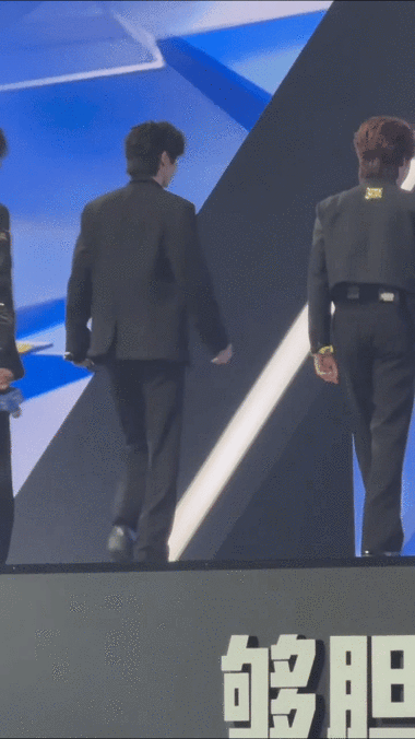 马嘉祺穿西装打电竞##给马嘉祺许个星愿##时代少年团出道五周年演唱