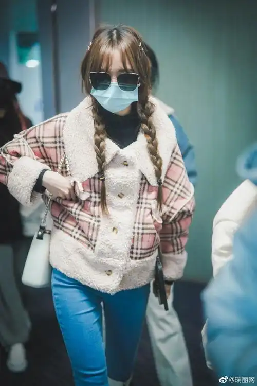 郑乃馨超话身着粉色格纹毛绒外套配修身牛仔裤现身机场01双麻花辫