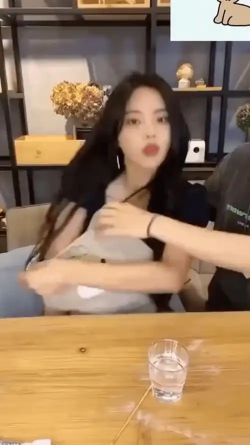 杨超越:直播时不慎走光?