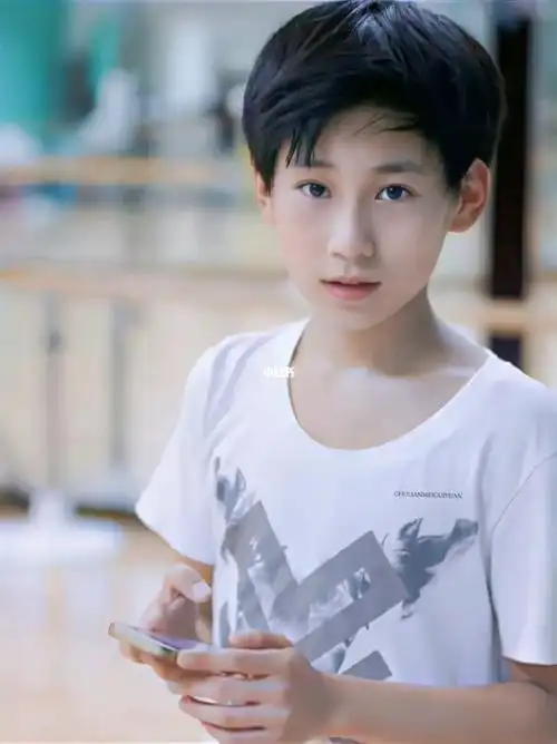 分享一张小张张小时候的照片#tnt时代少年团  #张真源  #时代峰峻