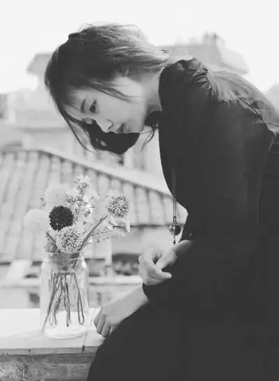 最新伤感的黑白女生图片皮肤大全-腾牛个性网