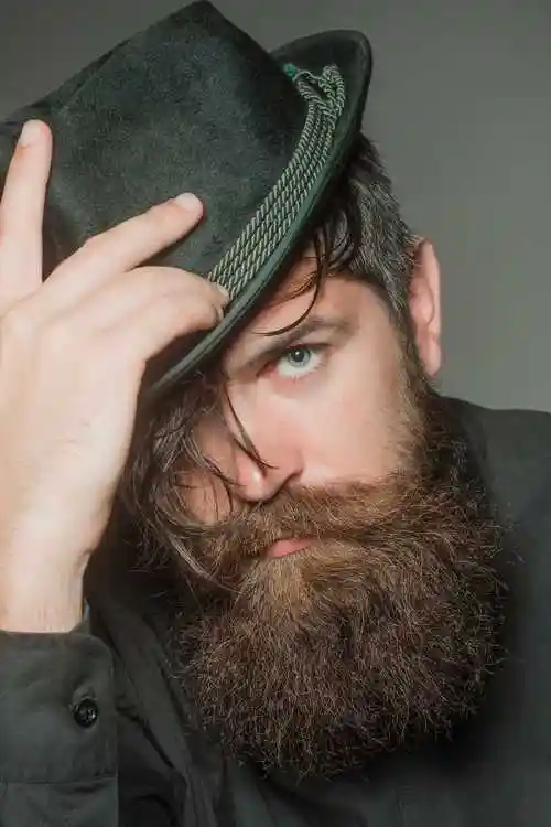 给自己剃胡子的理发师