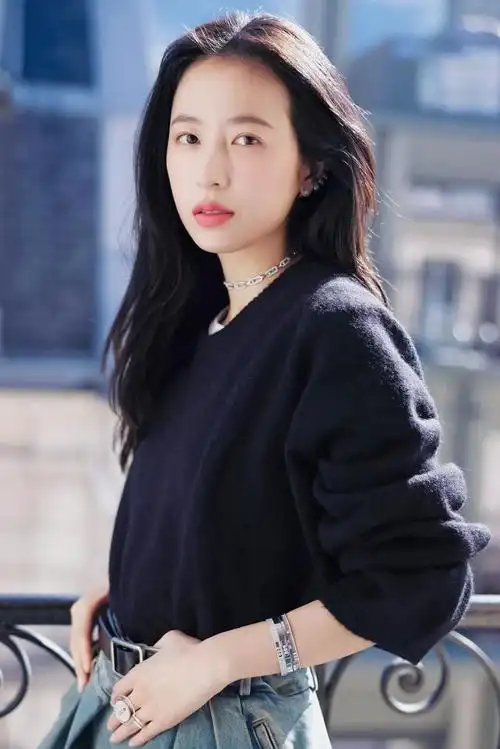 周雨彤巴黎天台随拍,美人配美景!