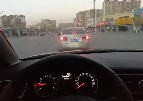 开车时间不能证明自己是不是老司机,但是交警表示没有这4个习惯,照样