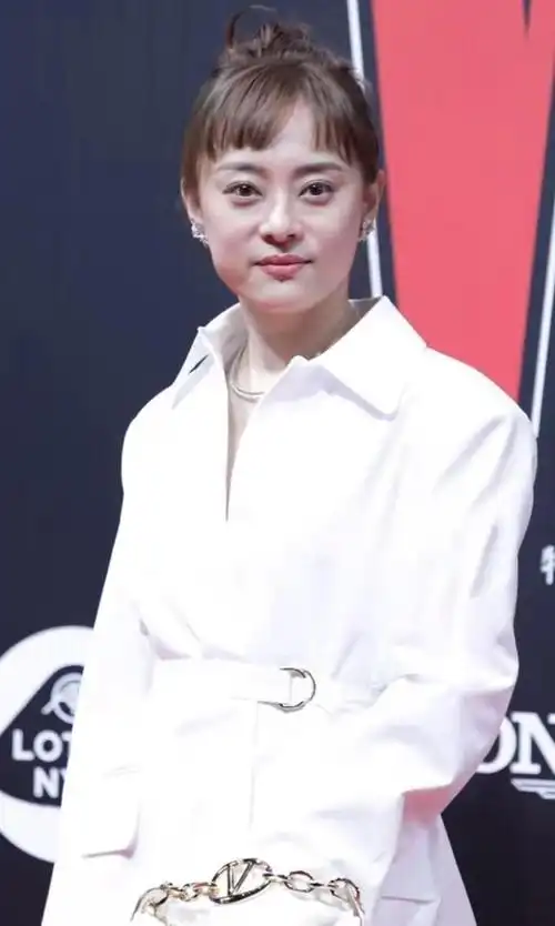 新剧开机被黑丝腿的孙俪惊艳凶相变福相甩打针脸几条街