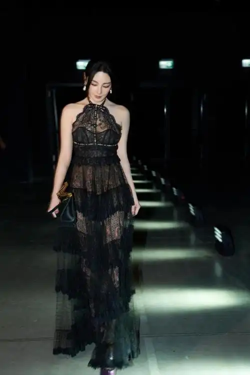 张雨绮身穿etro礼服亮相米兰时装周,镂空设计尽显性感