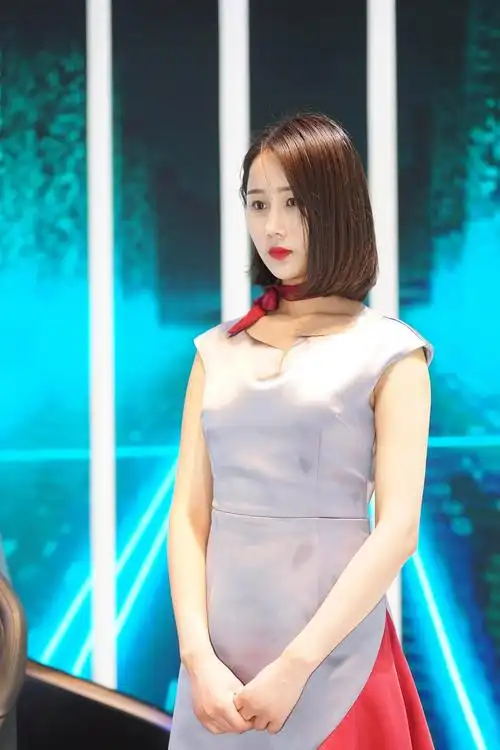 高冷的美女模特拍照都不摆个pose给我看看