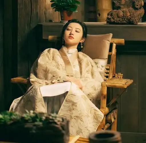 看司藤一集给我种草一件旗袍