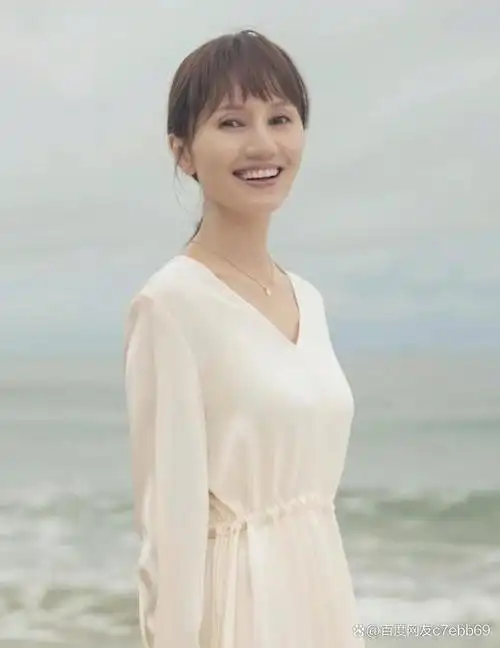 在电影《大上海》中,她与周润发合作,一个回眸便惊艳了所有观众,展现