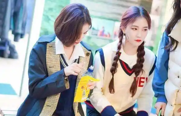 此后,许佳琪和吴哲晗拍了合照,面对着镜头两人露出了甜笑,吴哲晗还比