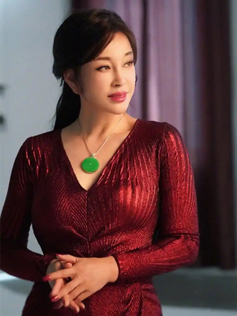 原创69岁刘晓庆近照代言珠宝美出新境界被曝藏品总价102亿