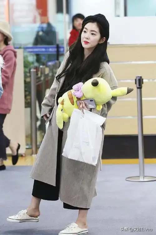 裴珠泫红了衣品也膨胀了把帆布鞋当拖鞋解锁冬季新潮流装扮