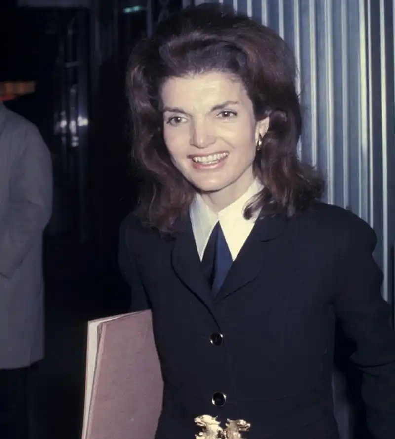 杰奎琳:24岁嫁肯尼迪,34岁嫁富豪,被丈夫抹黑,却依旧自信优雅