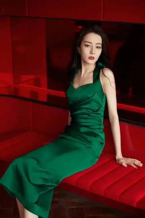 这个裙子迪丽热巴在2021年的优酷年度发布会上宣传《与君初相识61