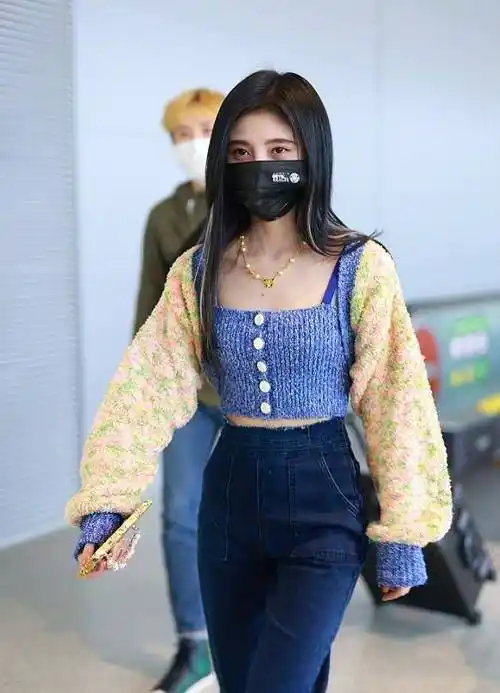 鞠婧祎现身机场凹造型,全身照却暴露身高?_身材_上衣_组合