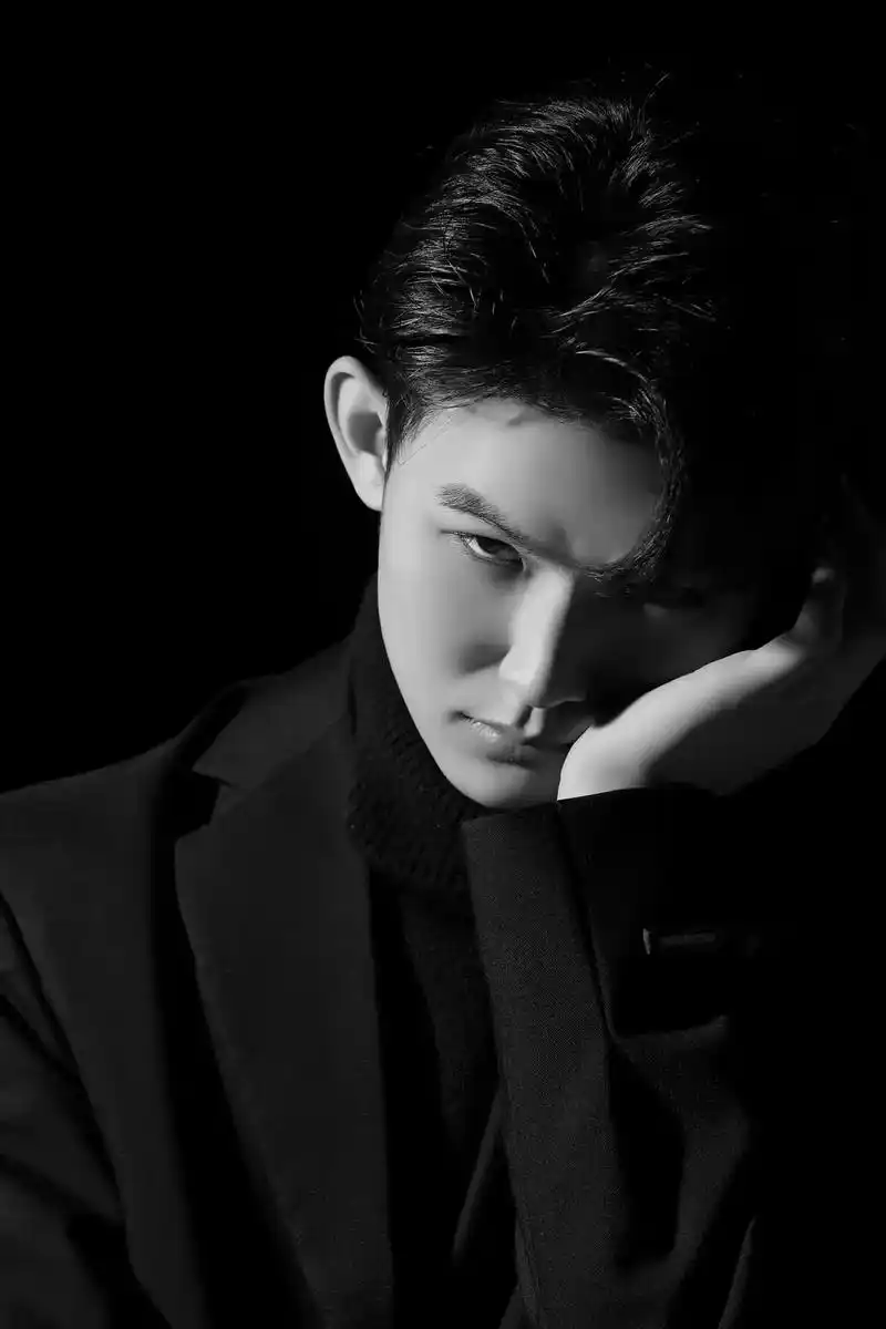 极简质感的男士写真黑白写真 每一张照片都代 - 抖音