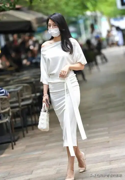 白色纱裙配什么颜色上衣好看,什么上衣配纱裙好看(米白色长裙加同色