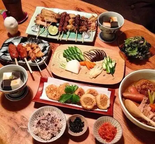 日本人吃东西,虽然他们的量少,但是花样却很多,看这小碟子小盘子就