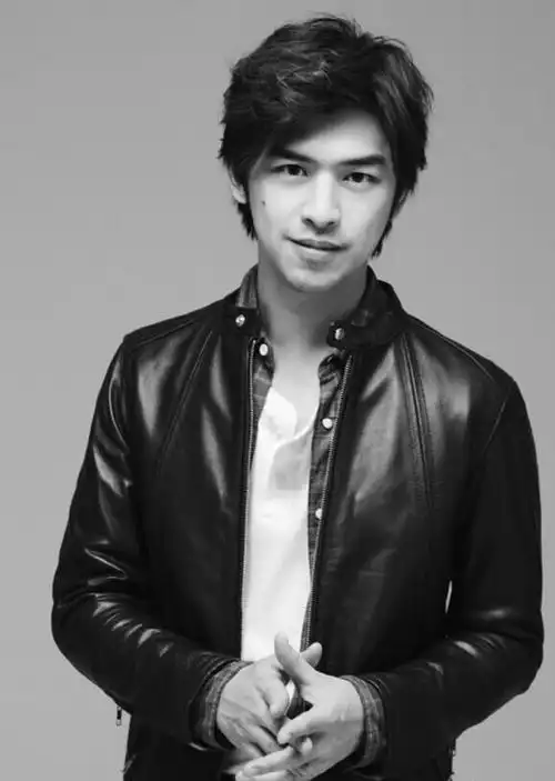 陈柏霖不得不说胡子让陈柏霖的五官更具立体感,整个面部都更加具有