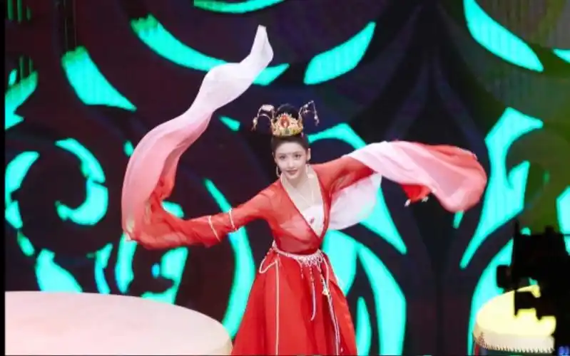 【搬运】"618潮盛典"上姜贞羽红衣水袖舞演绎《十面埋伏》