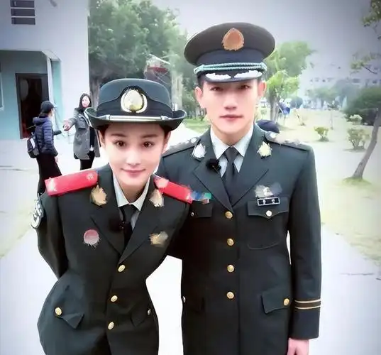 张馨予与何教官现身街头疑似怀二胎婚后住每平米15万元豪宅