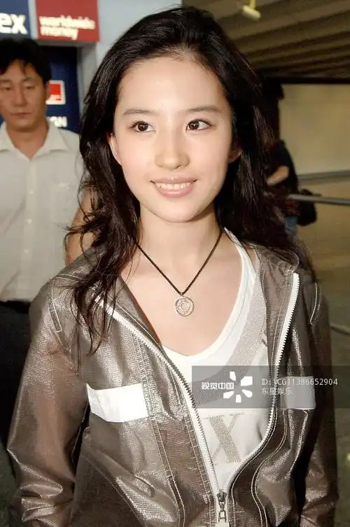 刘亦菲抵达香港宣传新专辑 笑容甜美清新可人title=