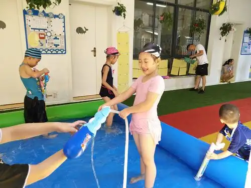 "趣味童年 清凉一夏"安吉美幼儿园玩水活动