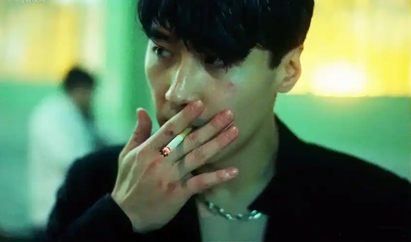 《堕落天使》里的黎明,陌上人如玉,公子世无双,连抽烟的样子都帅到爆