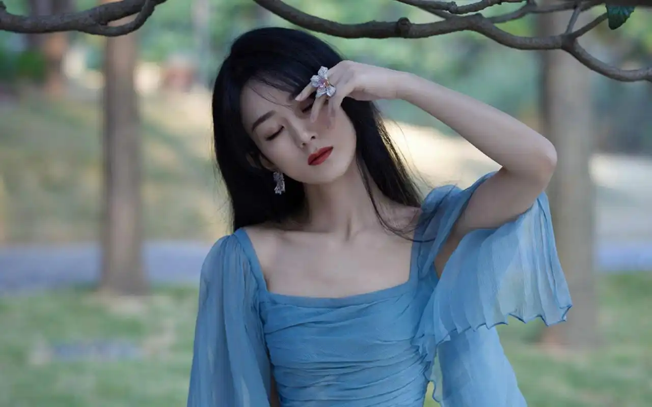 赵丽颖蓝色纱裙性感写真桌面壁纸