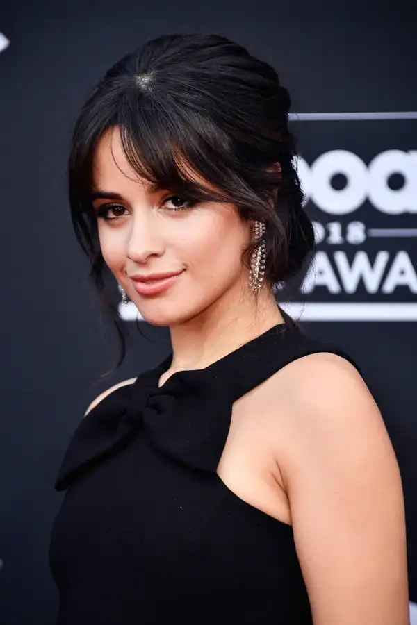 卡米拉·卡贝洛(camila cabello)身着givenchy出席2018年度全美公告牌