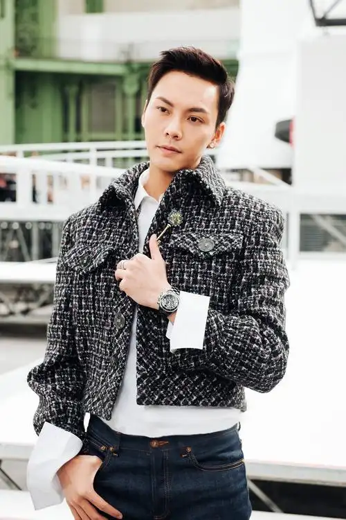 陈伟霆亮相巴黎时装周 双面演绎独特时尚魅力_凤凰网娱乐_凤凰网