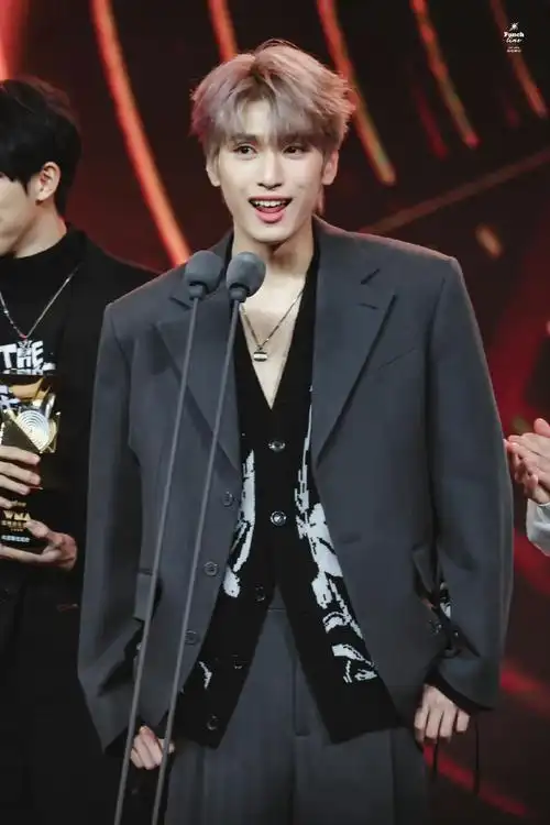 严浩翔复刻立牌造型##严浩翔极限挑战深v西装造型路透