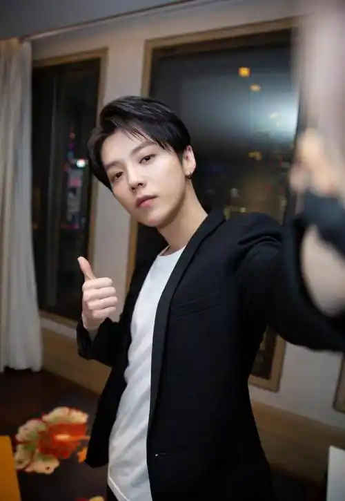 鹿晗37分的发型如何保养?这个发型需要烫吗?_头发_卷发_潮流