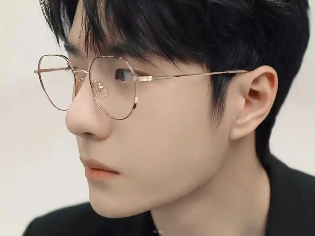 王一博 戴眼镜帅呆了#氛围感 #耽误你几秒心动一下 #a爆 - 抖音