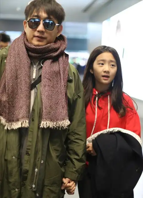 图书馆事件,黄磊夫妇迟迟未回应,网友:赶紧报警(黄磊女儿图书馆真有