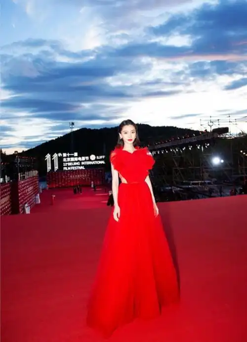 angelababy不愧是顶流,穿正红色爱心礼服裙亮相红毯,美出新高度|杨颖