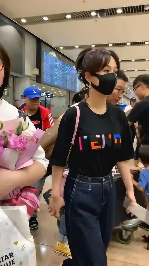 杨紫现身机场与助理小哥哥关系太明显网友邓伦还不抓紧