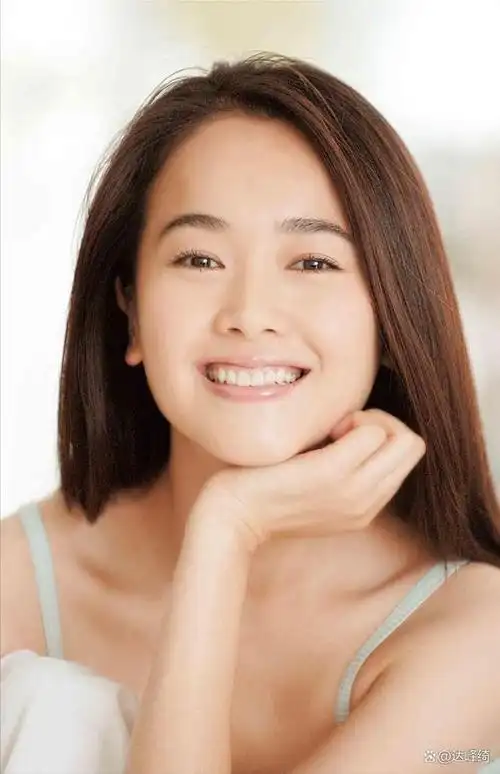 左小青是一位才华横溢的演员,主演《天道》一举成为一线大明星