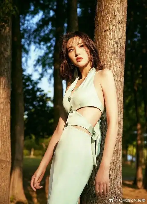 她不仅拥有令人羡慕的颜值和身材,更在表演领域中不断探索和进步,塑造