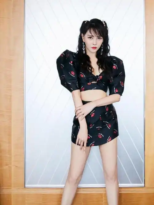 伊能静不愧是冻龄女神穿黑色连衣裙高挑纤瘦身材不像53岁