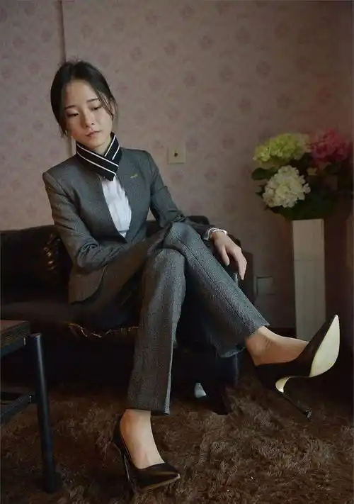 美女职业装穿搭,灰色西装搭配短丝袜高跟鞋,简洁优雅女人味十足