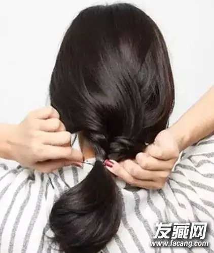 发型网 发型diy 编发教程 > 颜值高才能戴帽子?