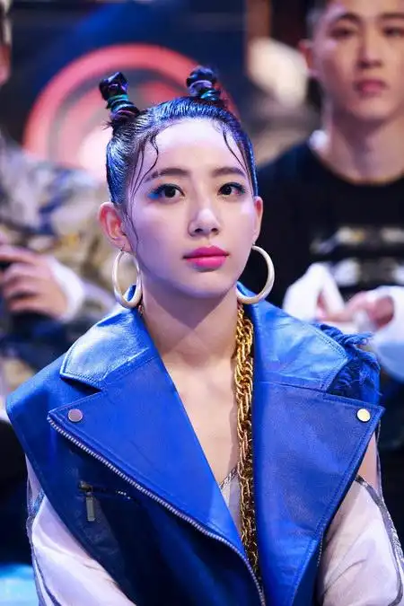 李斯丹妮艾菲携小黄人登台与大张伟萌炸全场