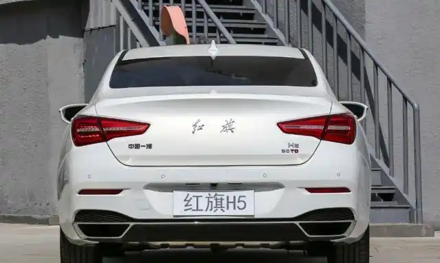 红旗这款车帅气,长超4.9米,颜值不输宝马,才售15万