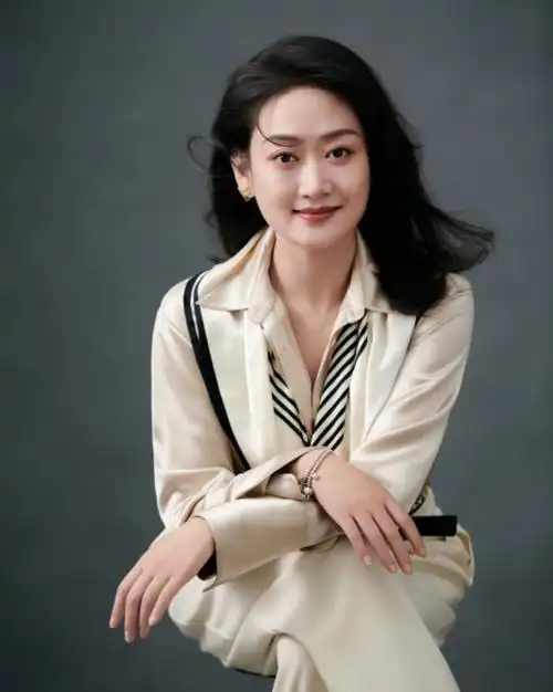 甄锡个人资料简介:曾是模特冠军,嫁给黄海冰甘当贤妻良母,5年生一双